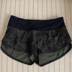 Green and black camo speed ups low-rise lined short 2.5
